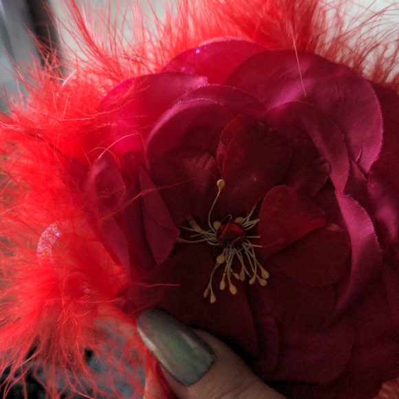 ❤️ White Headband Red Feather Rose Fascinator FREE With Any Bundle - Picture 10 of 12